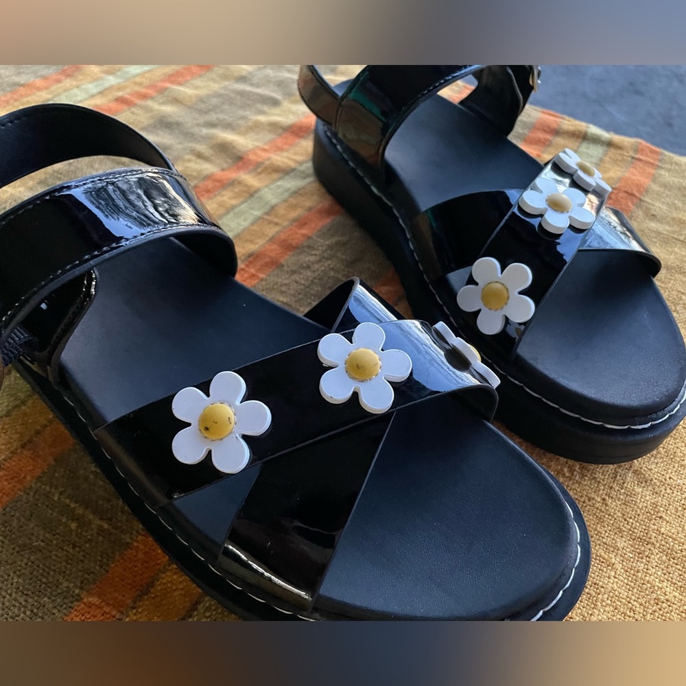 Girls black daisy sandals. Size 5.
